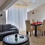 Sonnengarten Floor 2 شقة Marčana